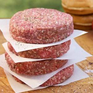 PAPEL DE HAMBÚRGUER PARAFINADO 14 x 14 cm Quadrado 1 kilo O papel separador de hambúrguer parafinado é o produto ideal para colocá-lo entre os hambúrgueres evitando que os mesmos se grudem. Produzido em papel parafinado quadrado de 14 x 14 cm o pacote possui a quantidade 500 folhas de papel. CARACTERÍSTICAS: Formato: Quadrado Material: Papel Parafinado DIMENSÃO: 14 x 14 cm USO DO PRODUTO: Usado para separar hambúrgueres